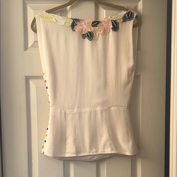 Elegant White Floral Embroidered Women's Top - Picture 6 of 6